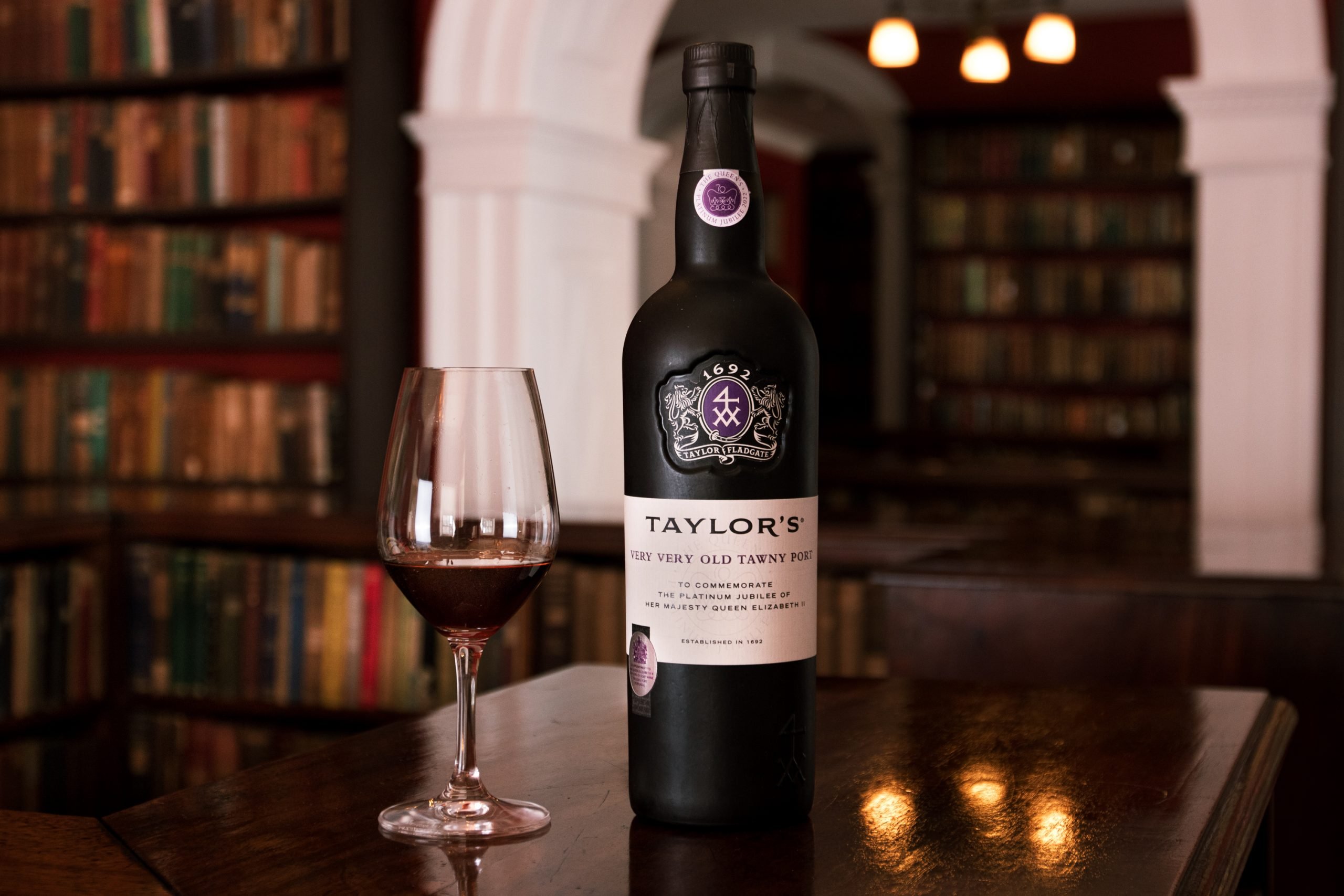 Taylor’s lança Very Very Old Tawny Port para comemorar o jubileu de platina de Isabel II