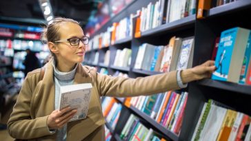 Pretty,,Young,Female,Choosing,A,Good,Book,To,Buy,In