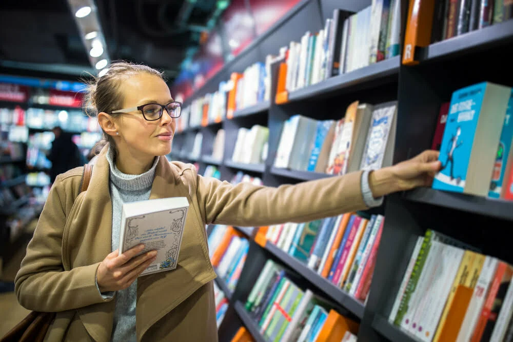 Pretty,,Young,Female,Choosing,A,Good,Book,To,Buy,In
