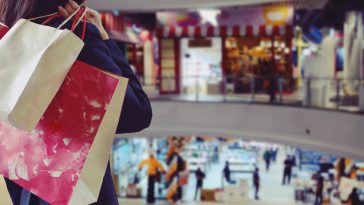 Woman,Holding,Shopping,Bags,In,The,Shopping,Mall