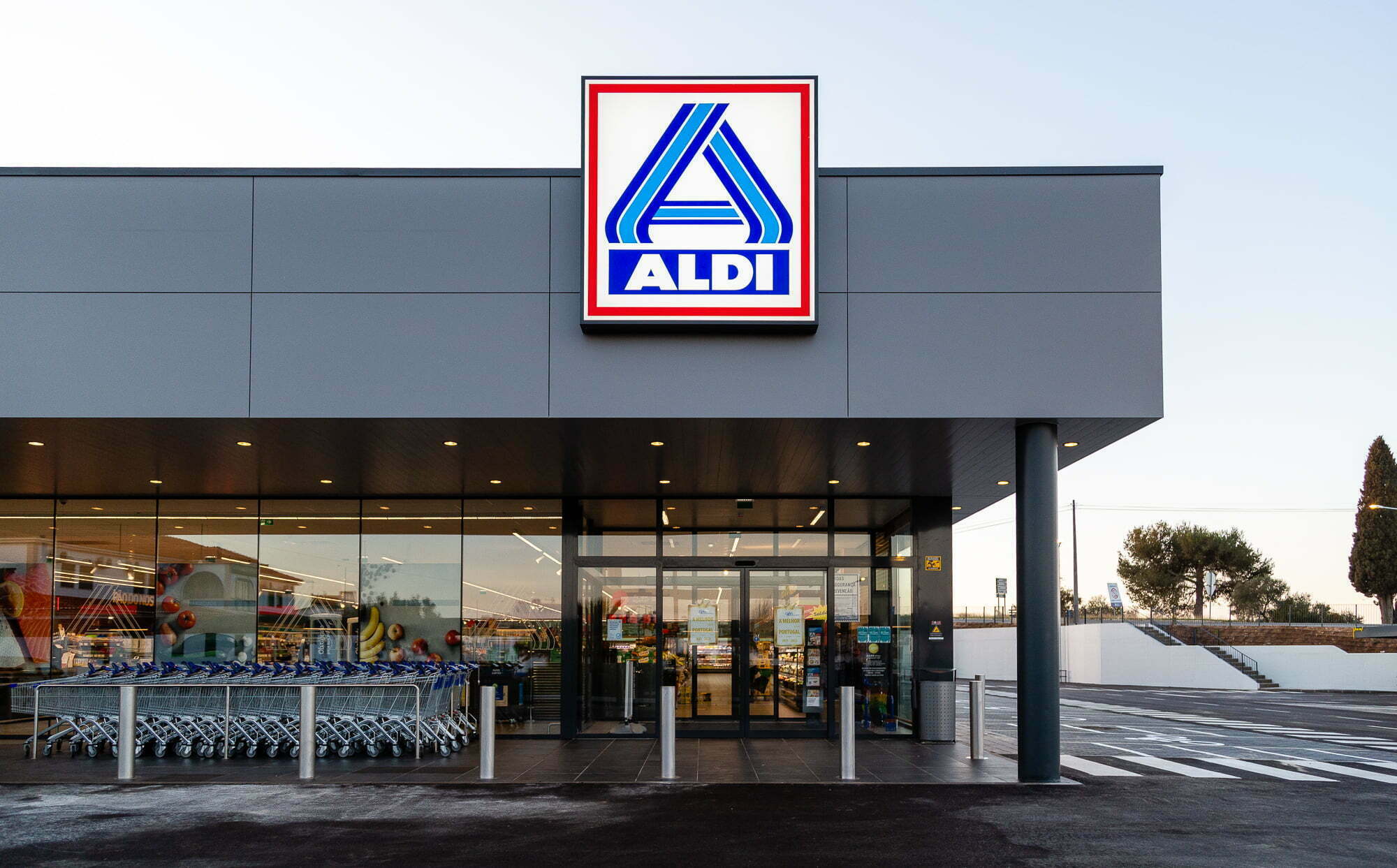 Aldi reabre loja na Ericeira totalmente renovada