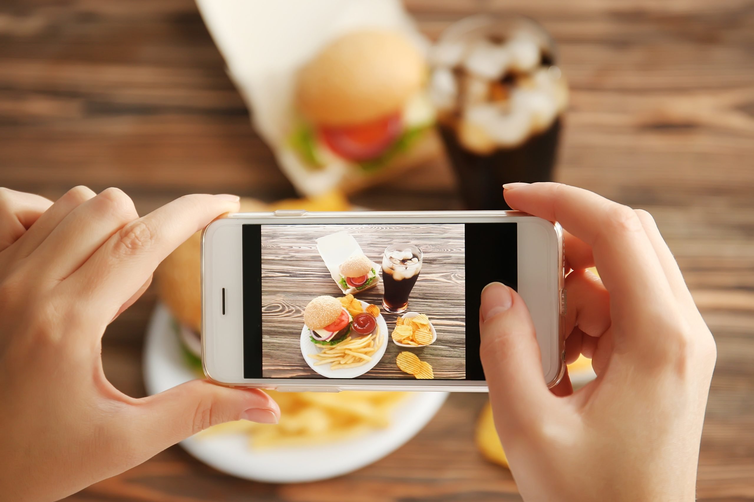 75% dos alimentos e bebidas promovidos nas redes sociais não é saudável