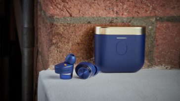 High--B&W - Pi7 S2 Midnight Blue Buds and Case Detail