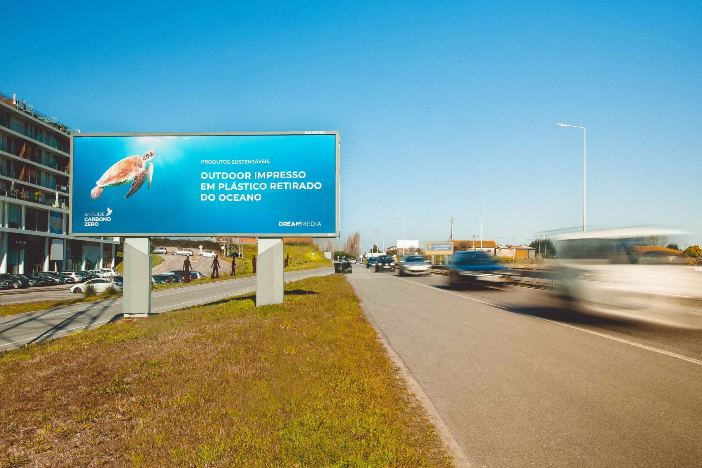 Dreammedia lança primeira campanha de outdoors impressos em plástico retirado do oceano