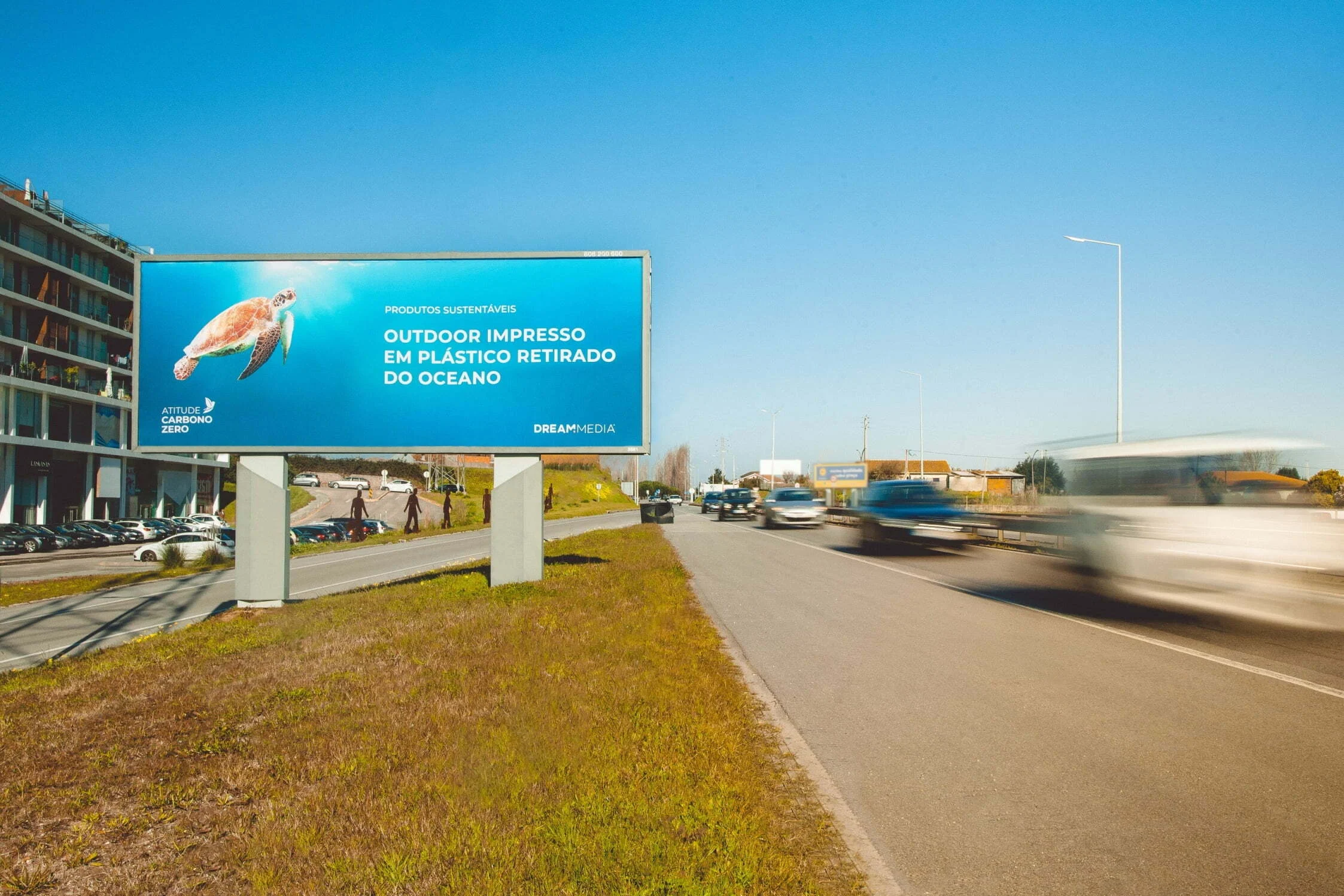 Dreammedia lança primeira campanha de outdoors impressos em plástico retirado do oceano