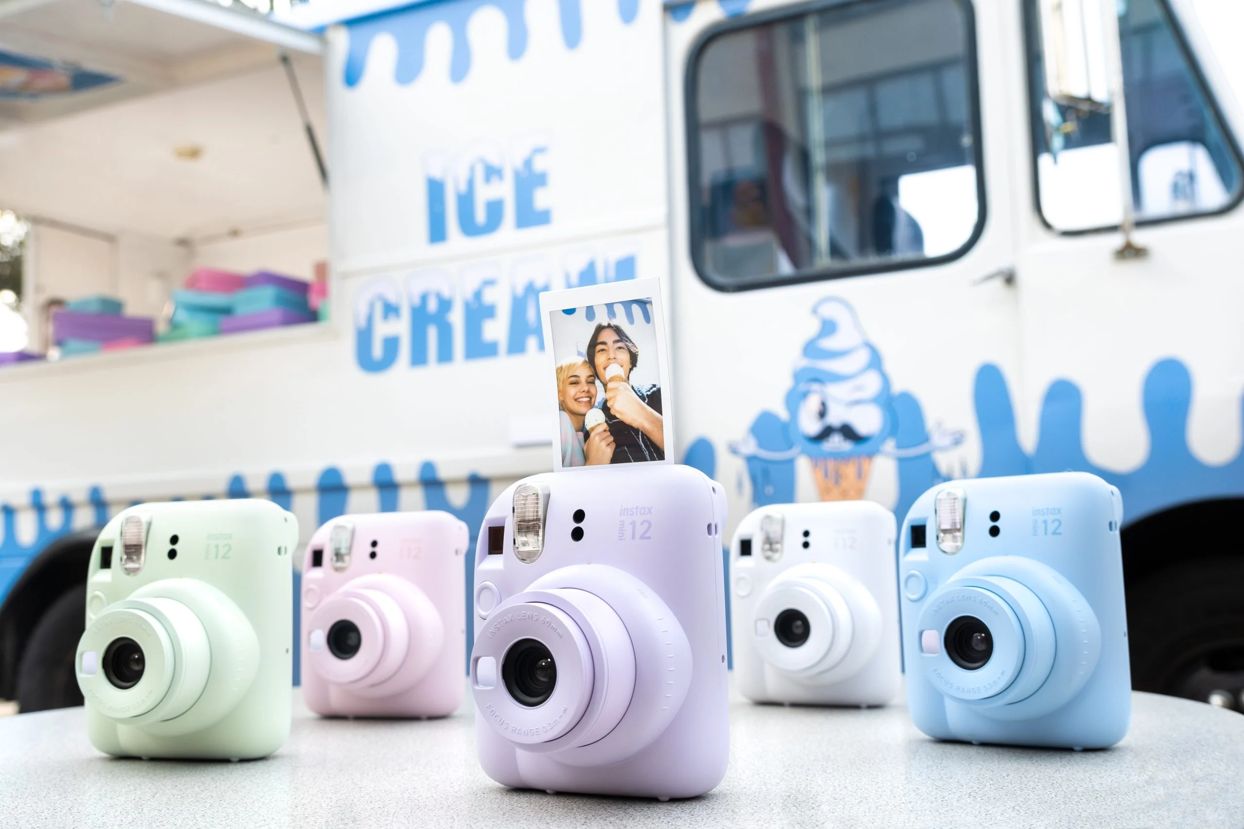 Fujifilm apresenta a nova câmara instantânea Instax Mini 12