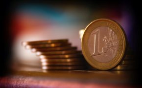 Crédito y Caución prevê corte de juros globais até final de 2025