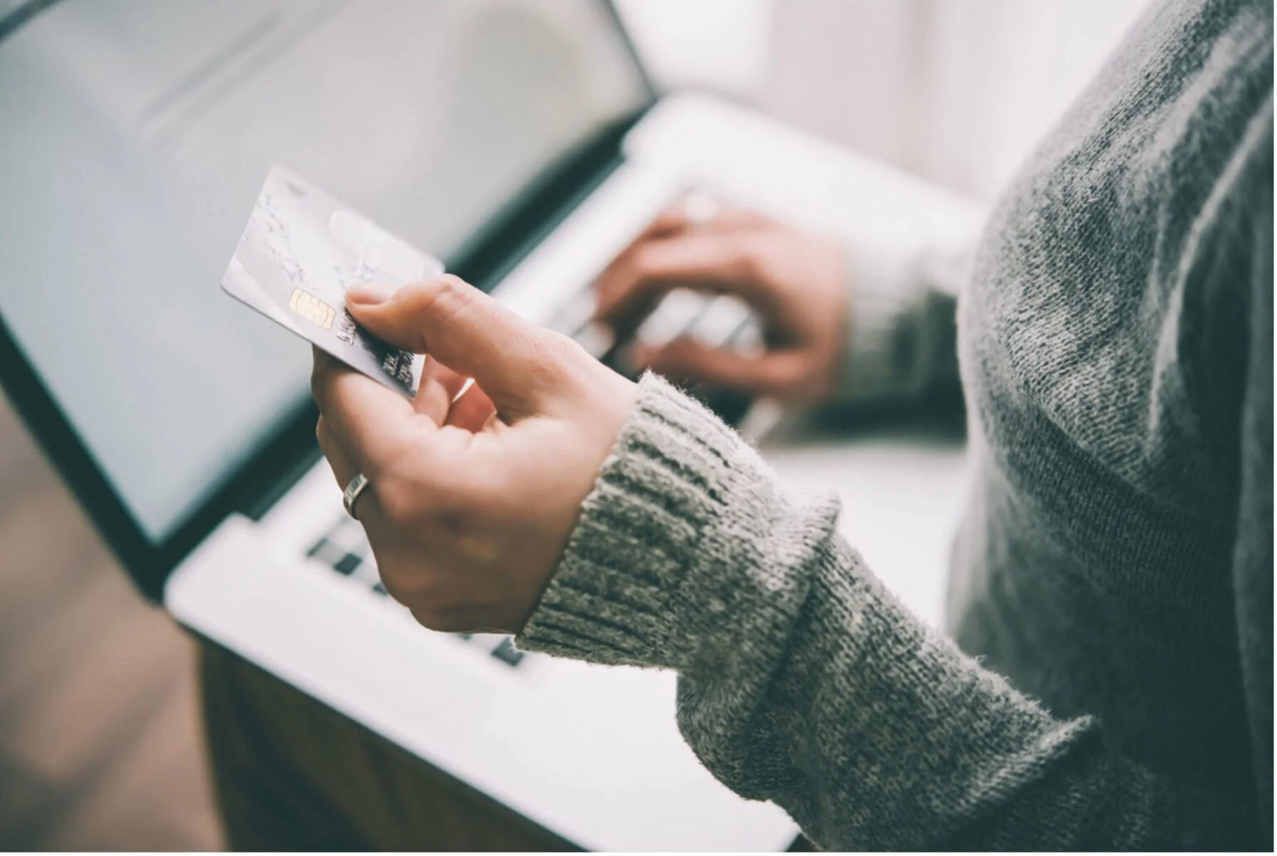 Quais as vantagens de um cartão de crédito com cashback nas compras online?
