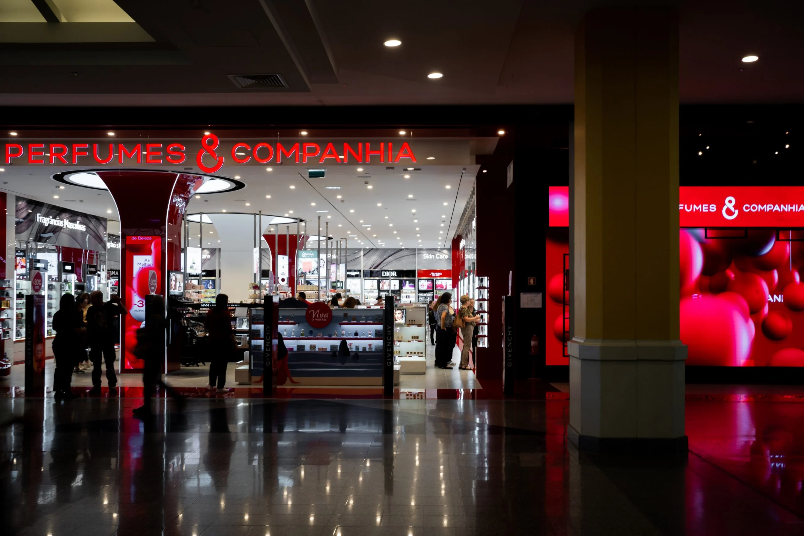 Perfumes & Companhia abre a maior loja do país no Colombo