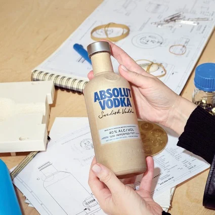 Absolut vai testar a comercialização da sua vodka em garrafas de papel no Reino Unido