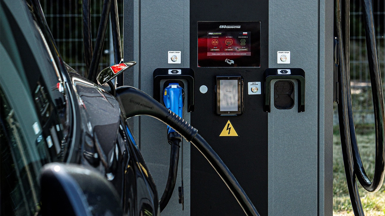 Powerdot e Biedronka implementam rede de carregamento rápido para carros elétricos