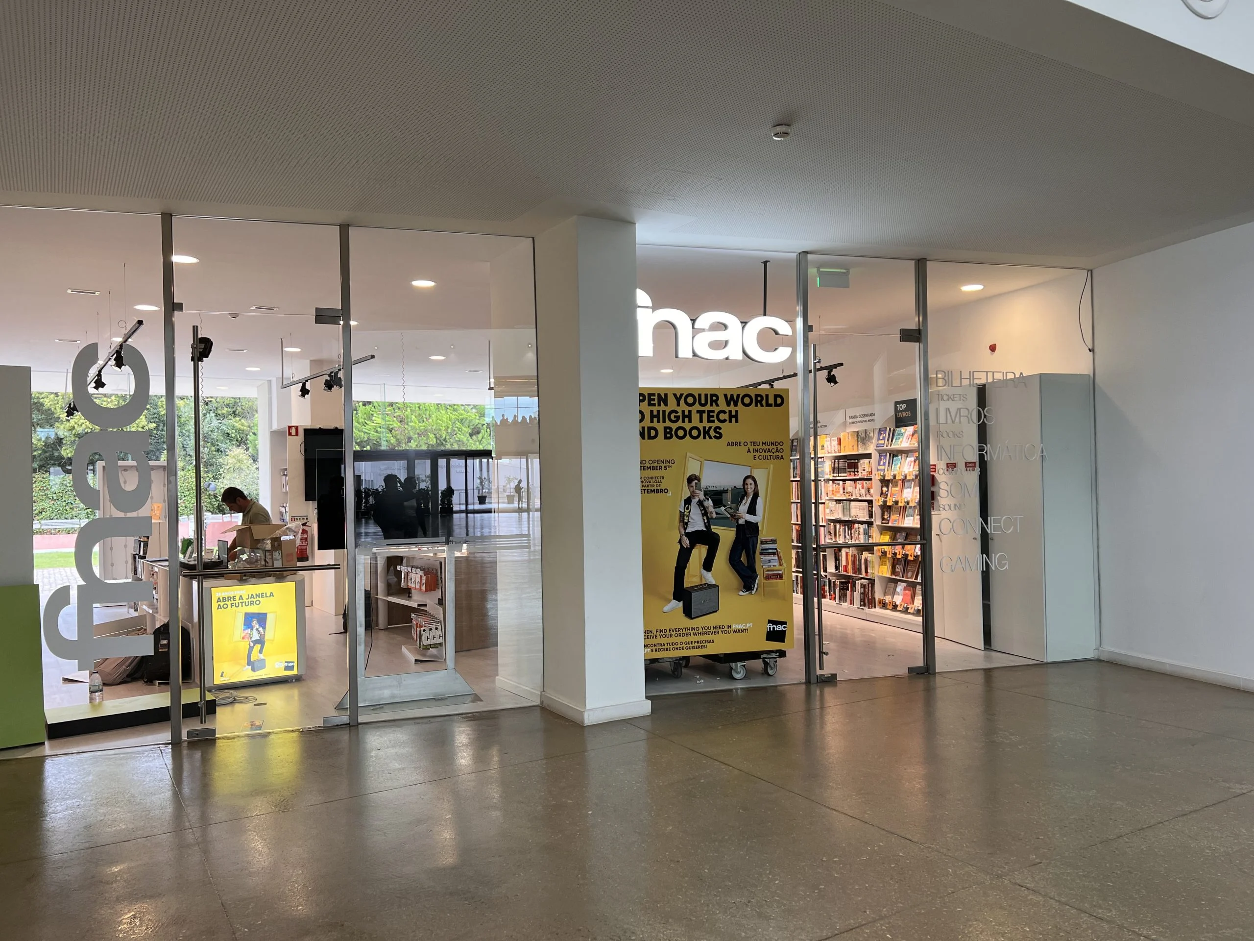 FNAC tem novo espaço no campus de Carcavelos da Nova SBE