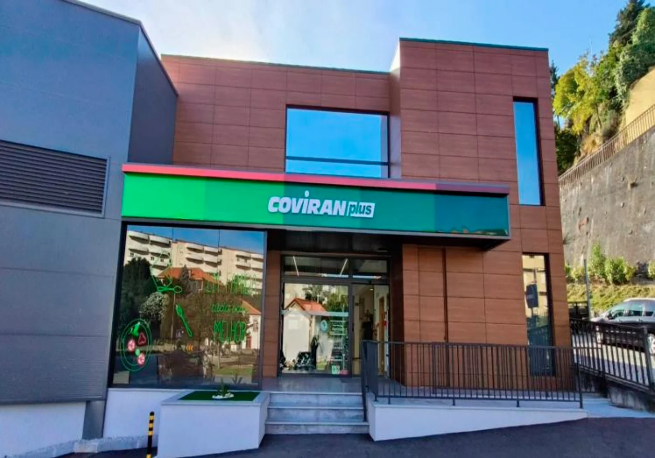 Coviran inaugura novo supermercado Plus