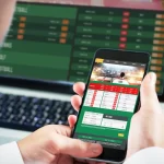 Empresário usando smartphone contra tela do aplicativo de jogo