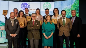 Já são conhecidos os vencedores dos prémios Lean & Green, o programa de descarbonização que a GS1 Portugal representa no país e que procura "promover a redução da pegada carbónica das cadeias de valor, através da redução voluntária de emissões de dióxido de carbono equivalente nas operações logísticas das empresas".