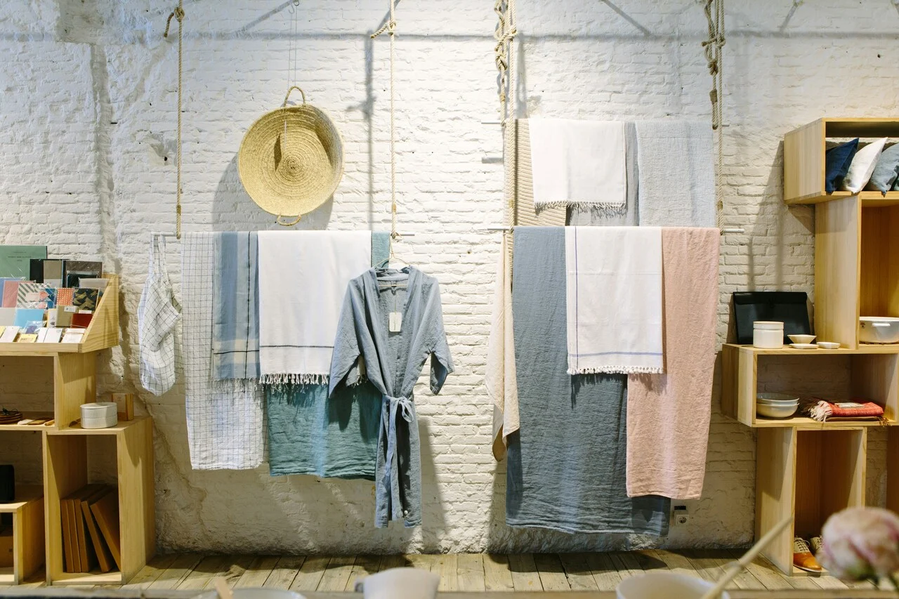 Tendências em mobiliário para lojas de roupa a retalho: o que está em alta no mercado?