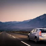 Toyota Prius em autoestrada americana - Raivis Razgals:Unsplash