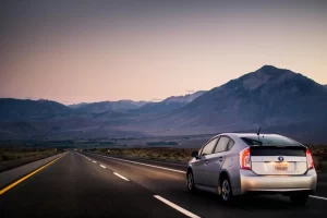 Toyota Prius em autoestrada americana - Raivis Razgals:Unsplash