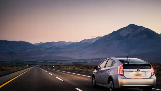 Toyota Prius em autoestrada americana - Raivis Razgals:Unsplash