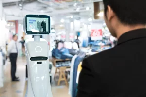Tecnologia Robotics Trends, conceito de negócio de varejo inteligente. Robô assistente pessoal autônomo para o cliente de navegação para pesquisar itens no shopping center de moda.