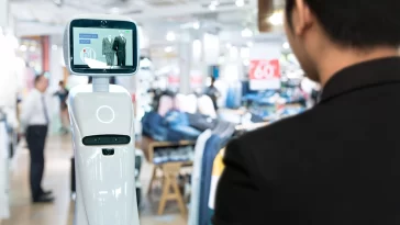 Tecnologia Robotics Trends, conceito de negócio de varejo inteligente. Robô assistente pessoal autônomo para o cliente de navegação para pesquisar itens no shopping center de moda.