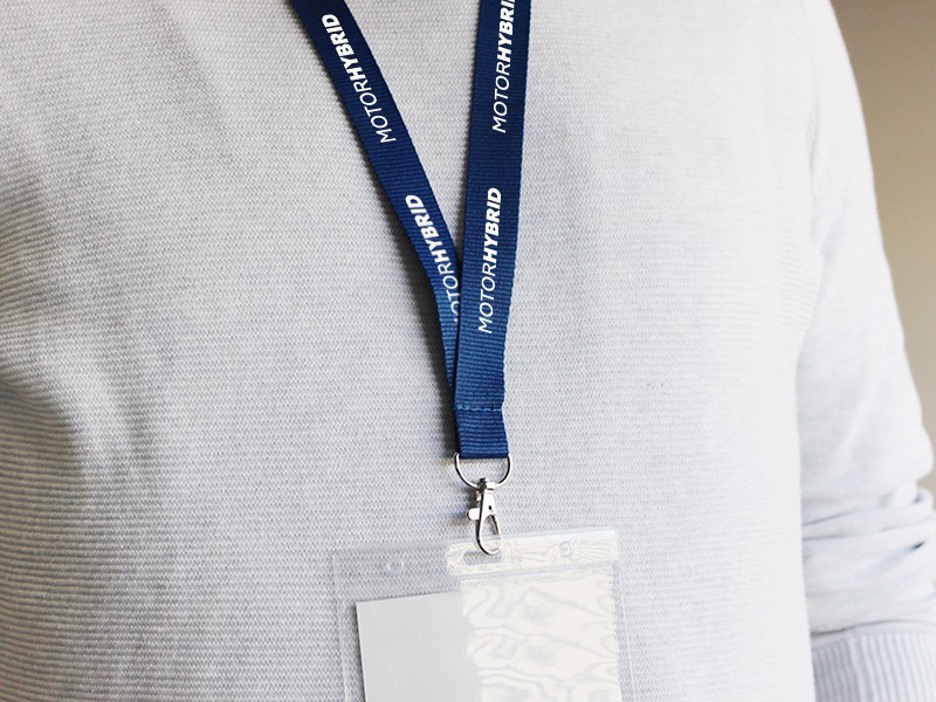 Como usar fitas Lanyard para destacar a sua imagem num evento