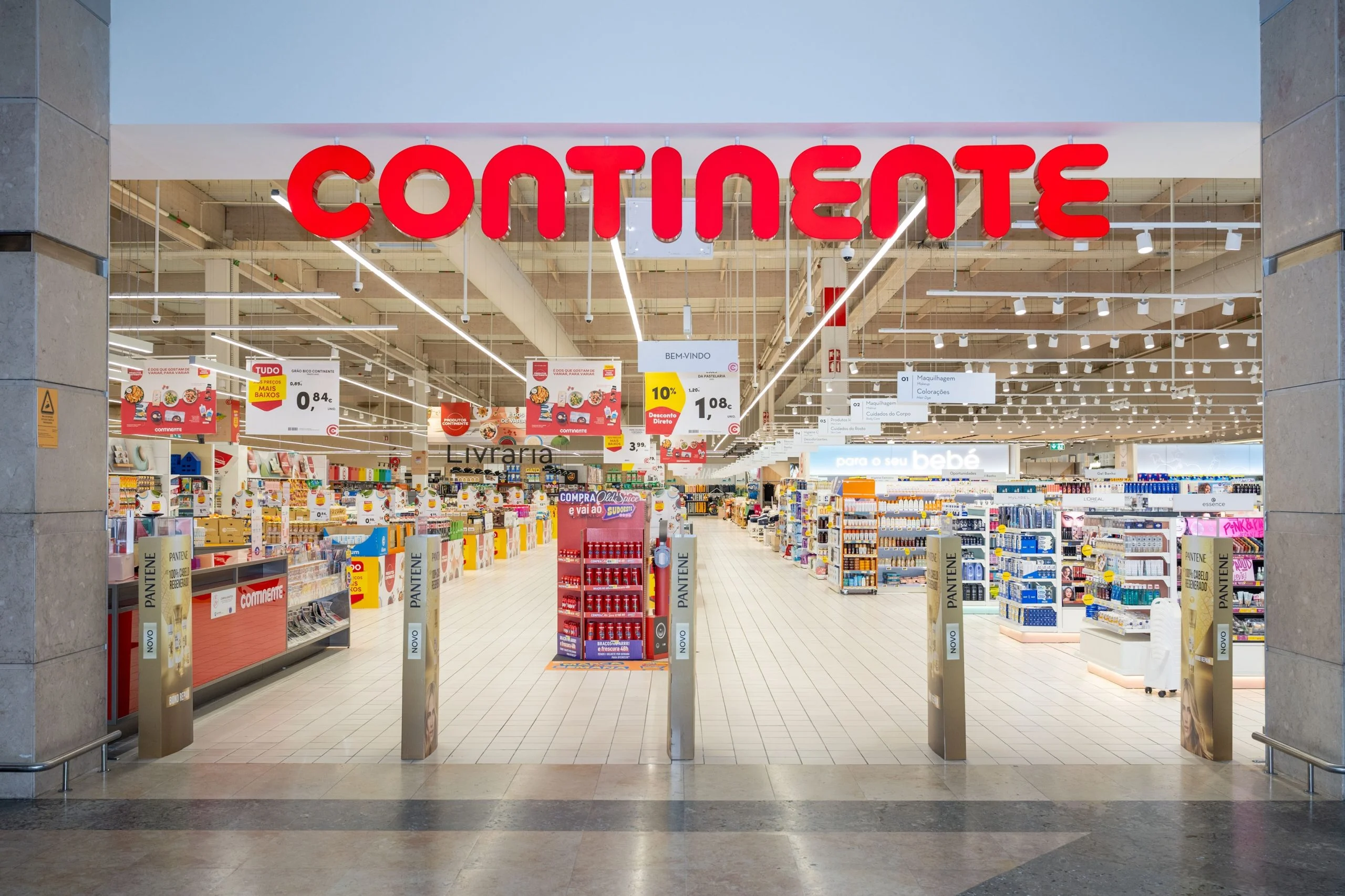 Continente celebra novo ano com oferta de 250 euros aos primeiros bebés