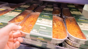 Novo arroz de vegetais em recipiente de alumínio da Mercadona