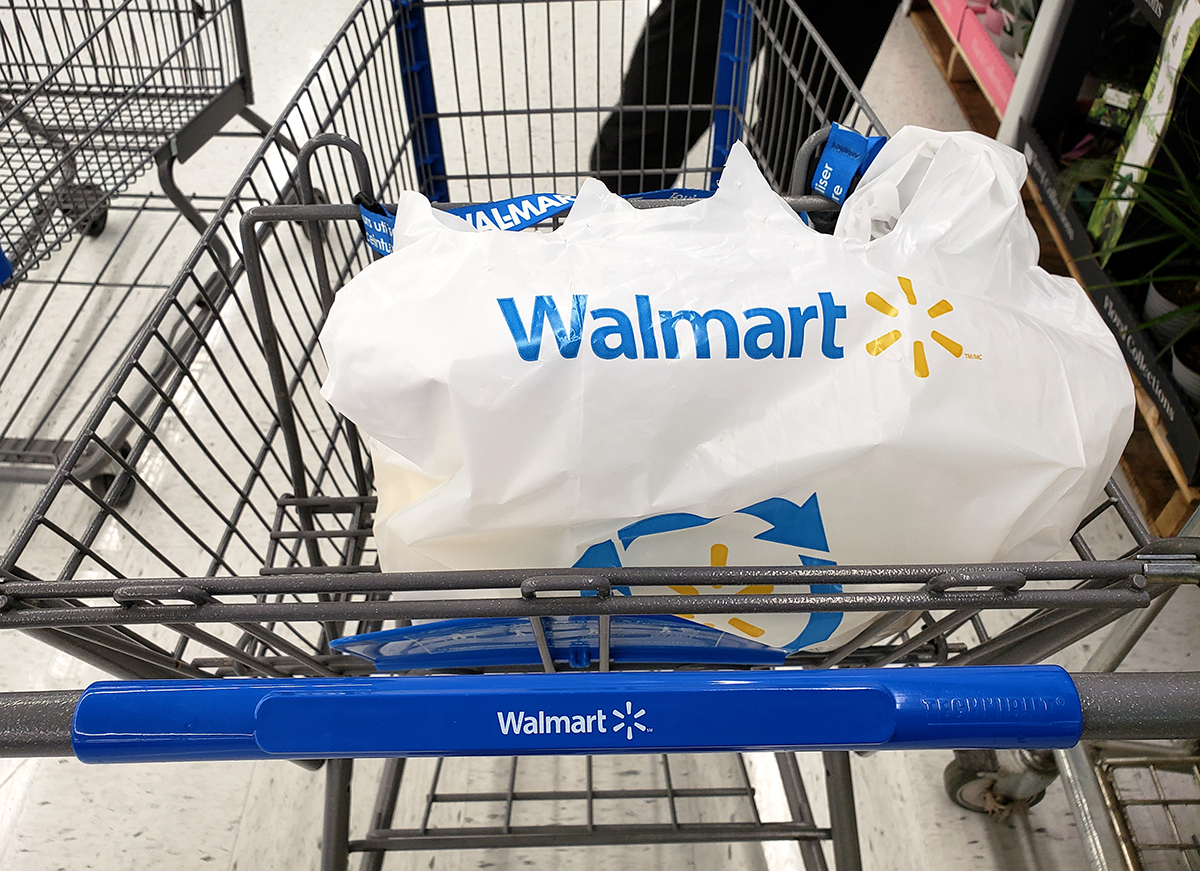 Trump desafia Walmart a absorver tarifas em vez de aumentar preços