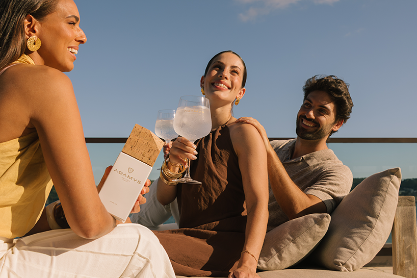 “Brindamos? Adamus.”: nova campanha quer eleva o gin premium português a símbolo dos momentos de celebração