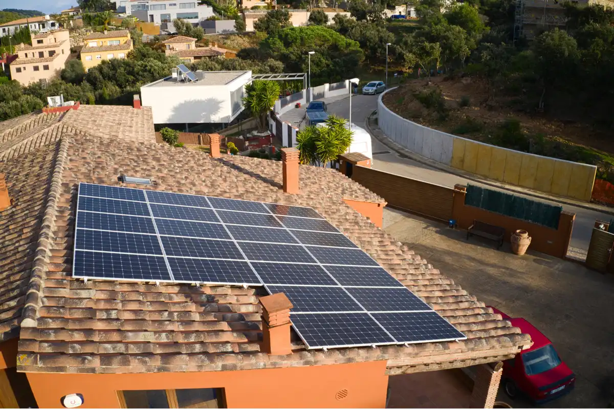 Casas mais resilientes às ondas de calor: 6 estratégias práticas para poupar energia este verão