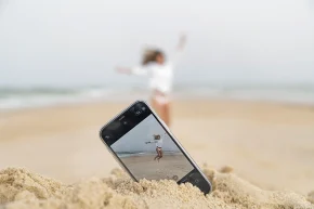 Os 4 maiores inimigos do smartphone durante o verão