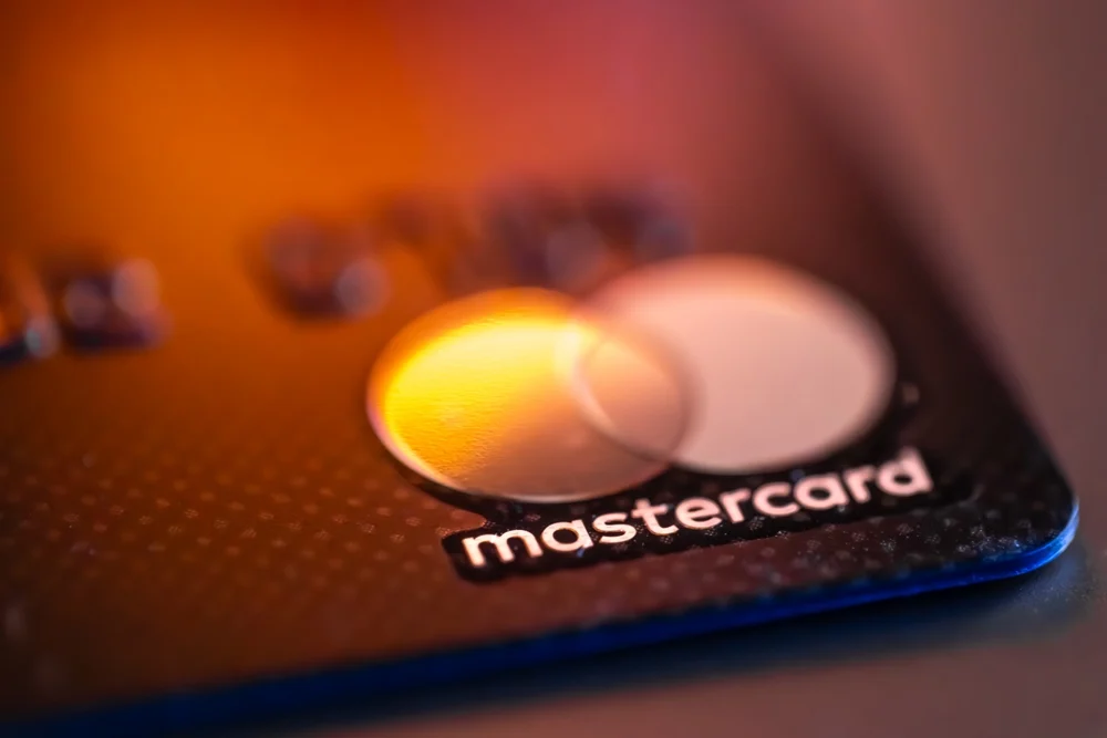 Cartão de crédito com logótipo da Mastercard em destaque, simbolizando pagamentos digitais, consumo e transações financeiras