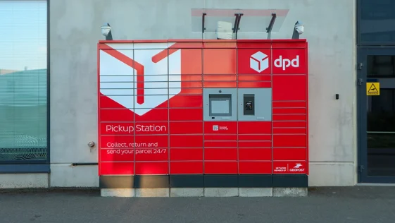 Tallinn - 20 de julho de 2025. Máquina de armário de encomendas DPD vermelho, uma estação de coleta em frente a um edifício de escritórios, em uma calçada em Tallinn.
