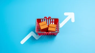 Um carrinho de compras com mercadorias in a box e uma seta apontando para cima. Maior consumo. Preços altos, inflação crescente. Tendências do comportamento de compra. Custo de vida e análise de mercado.