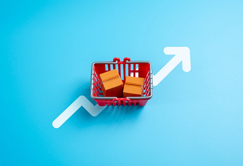 Um carrinho de compras com mercadorias in a box e uma seta apontando para cima. Maior consumo. Preços altos, inflação crescente. Tendências do comportamento de compra. Custo de vida e análise de mercado.
