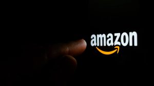 Logótipo da Amazon num ecrã digital, simbolizando o comércio eletrónico e a atividade da empresa no mercado online