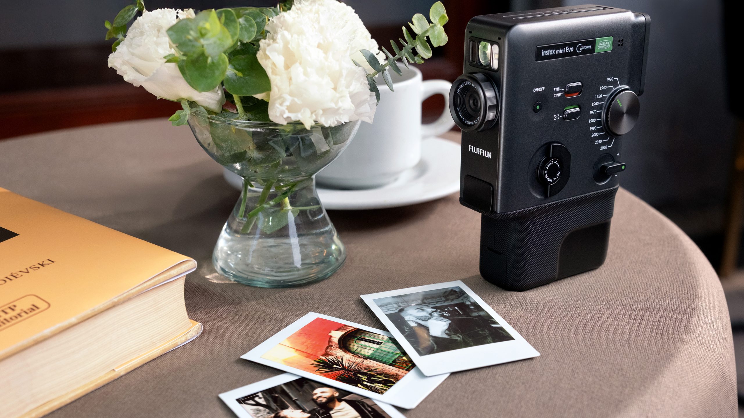 Fujifilm apresenta a câmara instantânea Instax mini Evo Cinema