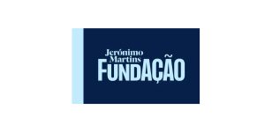 Logótipo da Fundação Jerónimo Martins em fundo azul, associado às iniciativas sociais e educativas do grupo