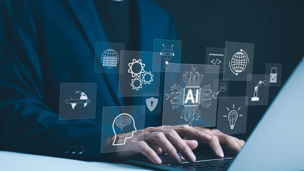 Pessoa a utilizar computador portátil com ícones digitais de inteligência artificial, automação e dados, representando transformação digital e tecnologia