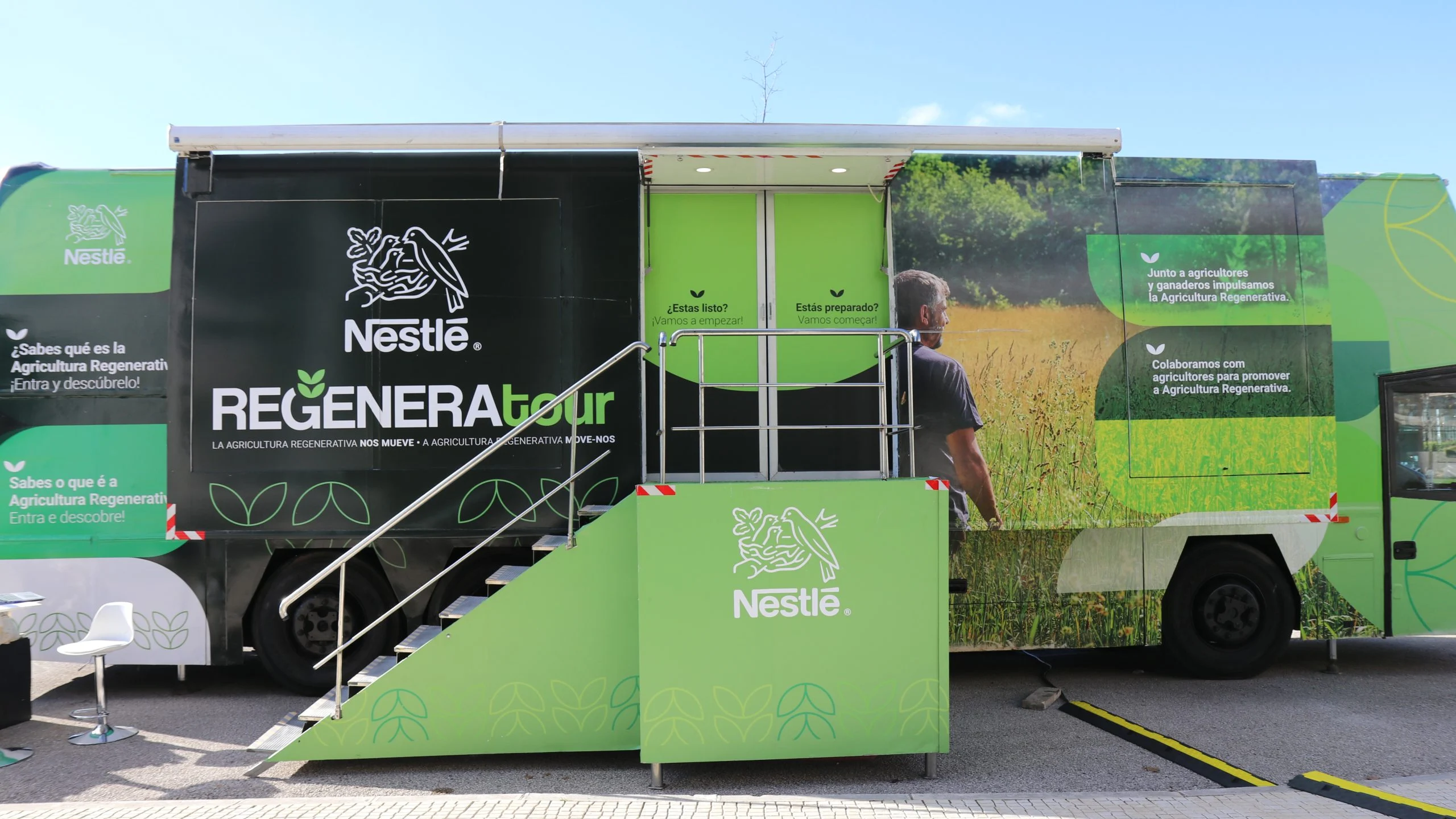 Carrinha itinerante Nestlé Regeneratour dedicada à promoção da agricultura regenerativa, integrada em ação de sensibilização ambiental
