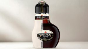 Garrafa de licor de café Sheridans, com duas câmaras contendo licor branco e escuro