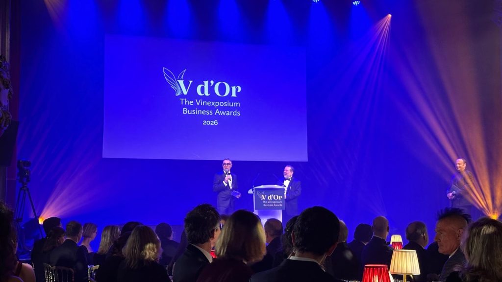 Cerimónia dos V d’Or – The Vinexposium Business Awards 2026, com apresentação em palco e público na plateia