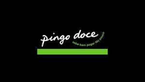 Logótipo do Pingo Doce sobre fundo preto, com o slogan ‘sabe bem pagar tão pouco’ e uma linha verde