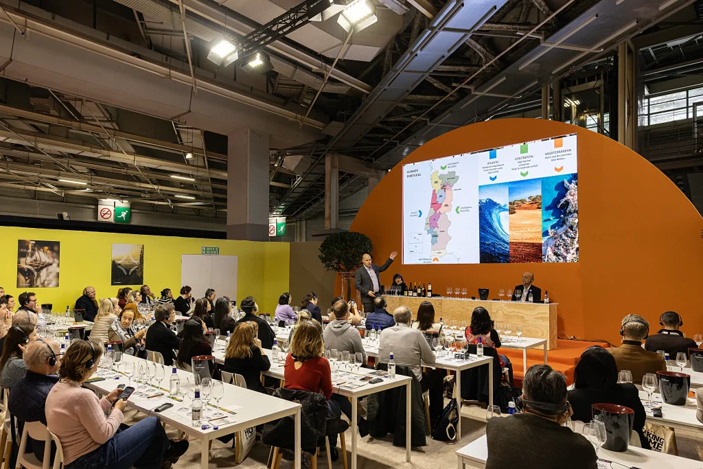 Masterclass sobre vinhos portugueses durante feira profissional do setor alimentar, com apresentação sobre regiões e climas de Portugal perante uma audiência internacional