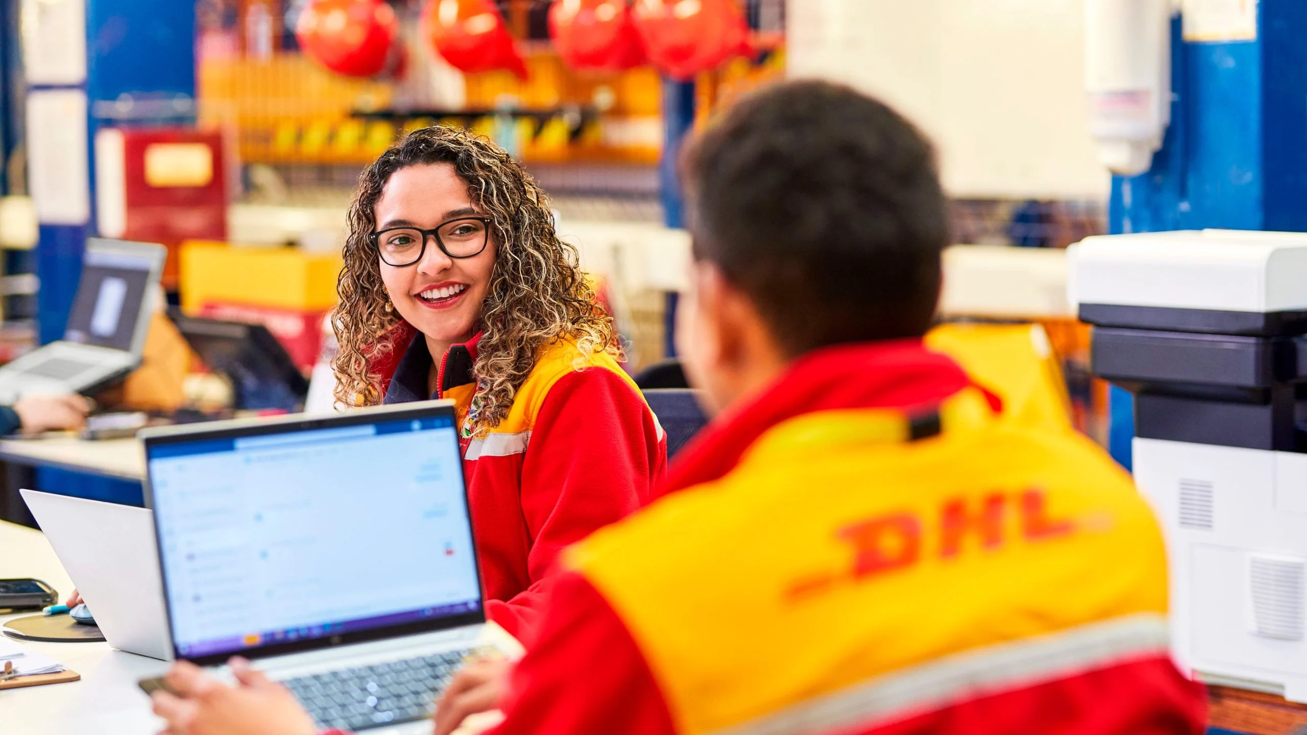DHL Supply Chain acelera automação global com plataforma SOFTBOT da SVT Robotics