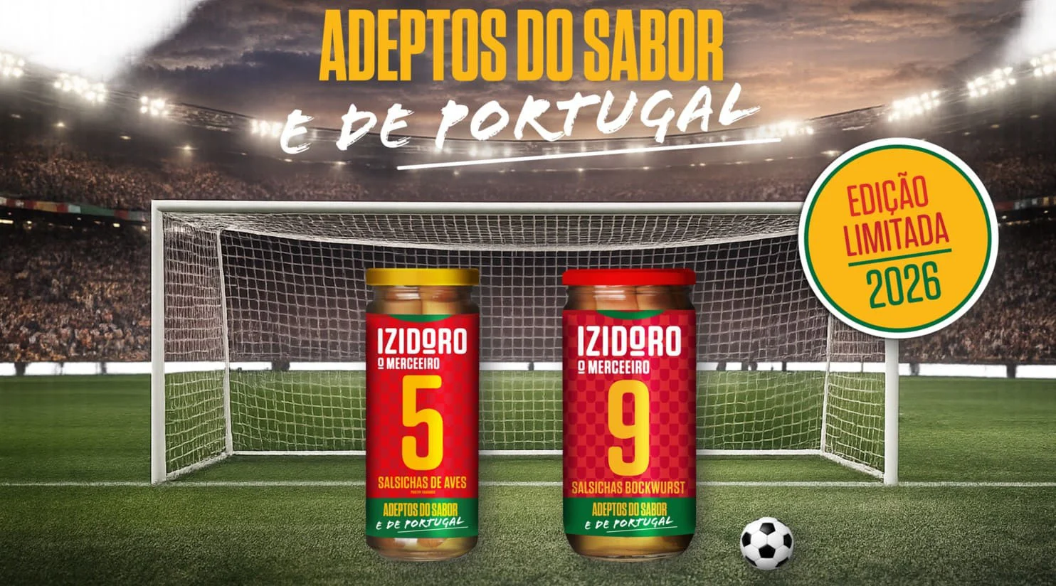 Imagem promocional da Izidoro com duas embalagens de salsichas “Adeptos do Sabor e de Portugal” em edição limitada 2026. O cenário remete para um estádio de futebol iluminado, com baliza e bola em campo, associando a campanha ao universo do futebol e ao apoio à seleção portuguesa