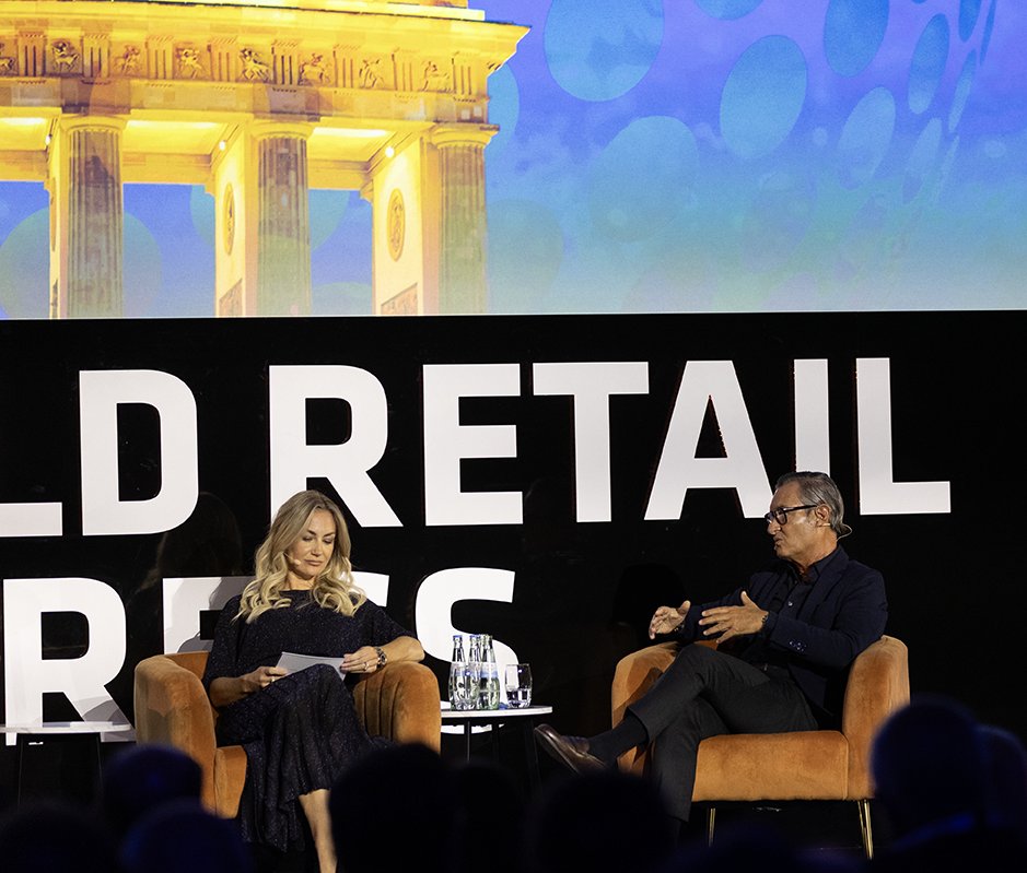 Imagem de um momento do World Retail Congress, com dois intervenientes em palco