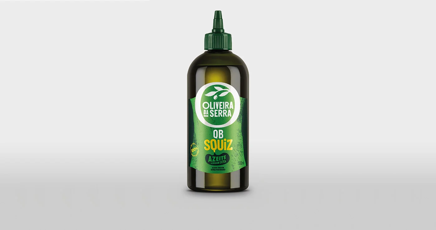 Garrafa de azeite virgem extra Oliveira da Serra “QB Squizz”, com embalagem verde e doseador de pressão pensado para utilização prática e controlo da quantidade de azeite