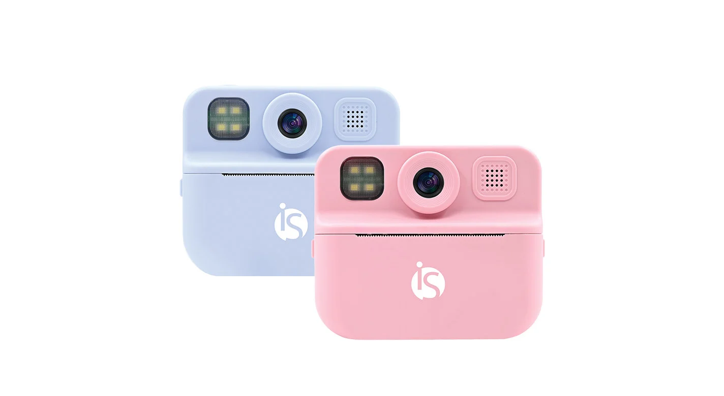 Duas câmaras fotográficas infantis compactas da marca iS, em tons pastel azul e rosa, com design simples e divertido. Os dispositivos incluem lente, flash frontal e altifalante, direcionados para crianças e utilização recreativa